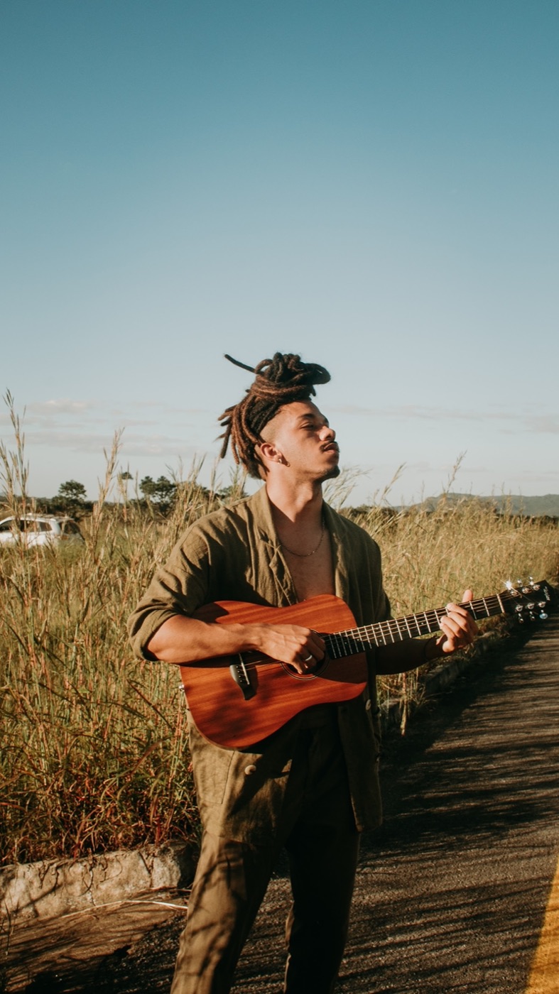 Gui com violão ao ar livre